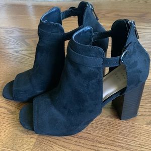 A. New Day Open Toes Heels